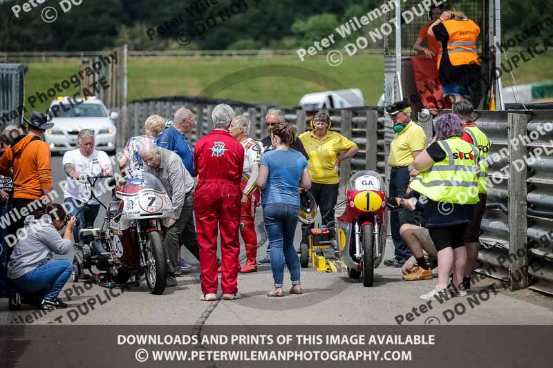 Vintage motorcycle club;eventdigitalimages;mallory park;mallory park trackday photographs;no limits trackdays;peter wileman photography;trackday digital images;trackday photos;vmcc festival 1000 bikes photographs